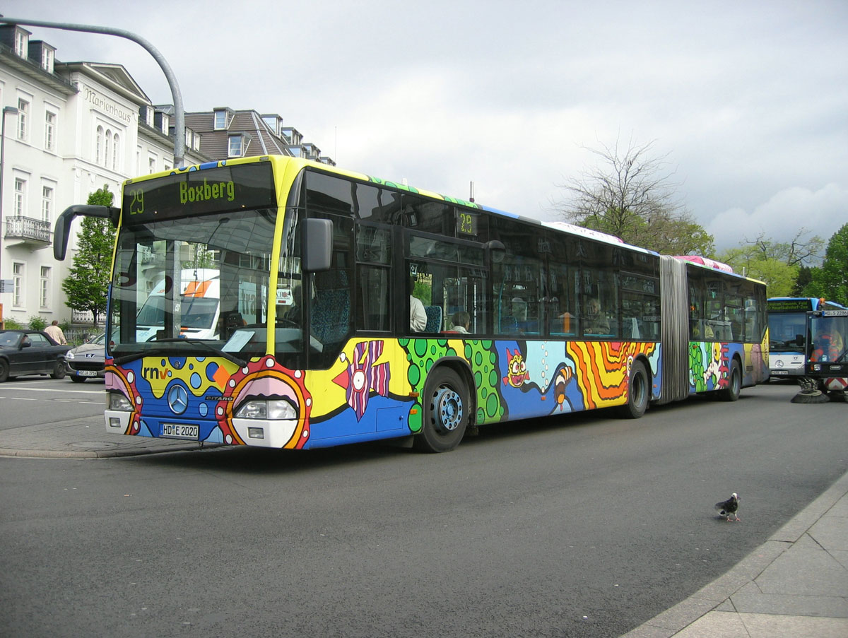 Als fahrendes Aquarium ausgestalteter, bemalter Linienbus in Heidelberg am Bismarckplatz