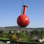 Ein Bommel wird mit dem Autokran zur Montage auf die Kuppel gehoben