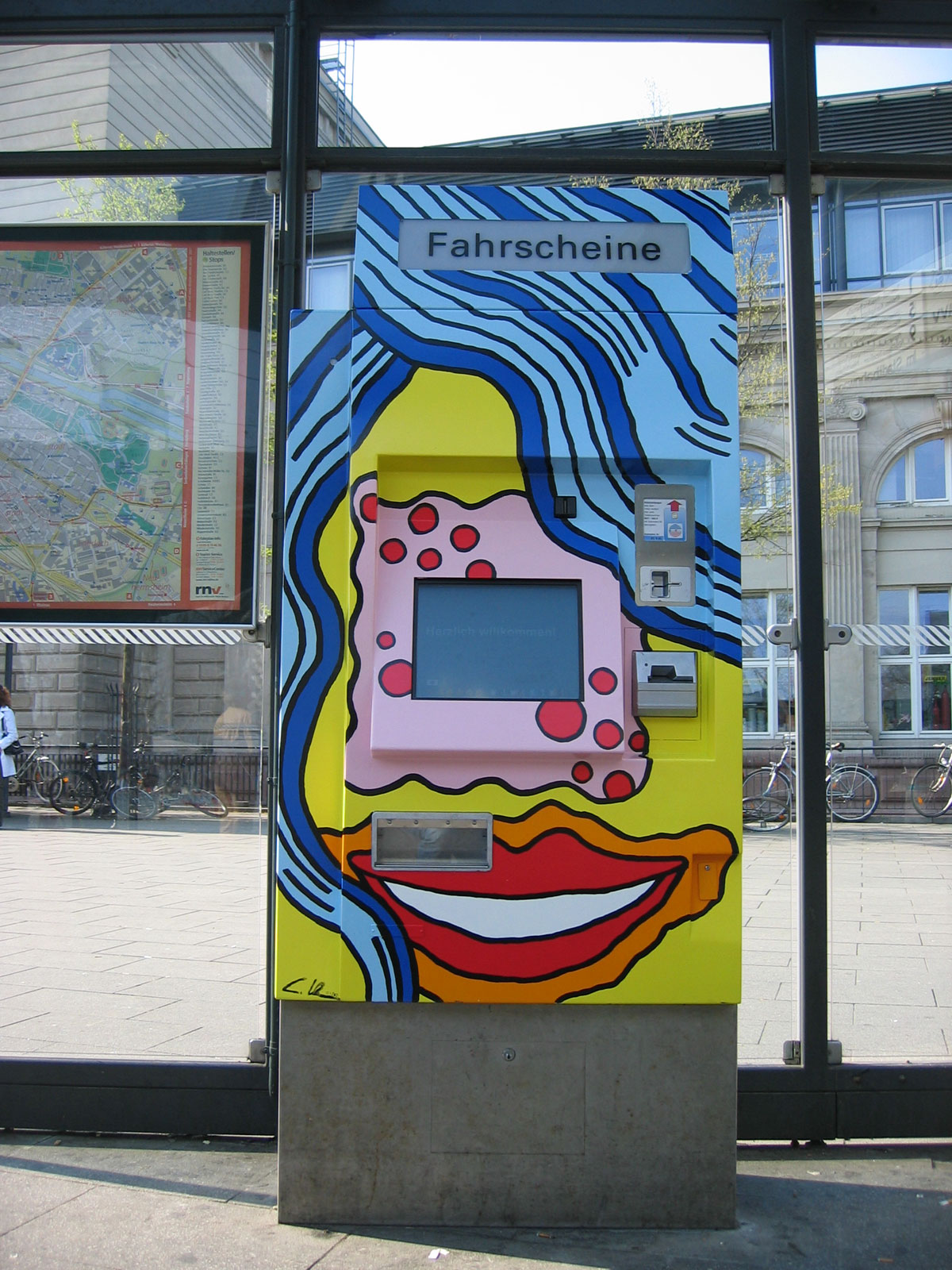 Weiblicher Fahrscheinautomat mit Zyklopenauge am Mannheimer Hauptbahnhof