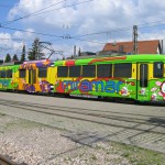 Seitenansicht der Miramarstrassenbahn ...mit Unterwasserwelt